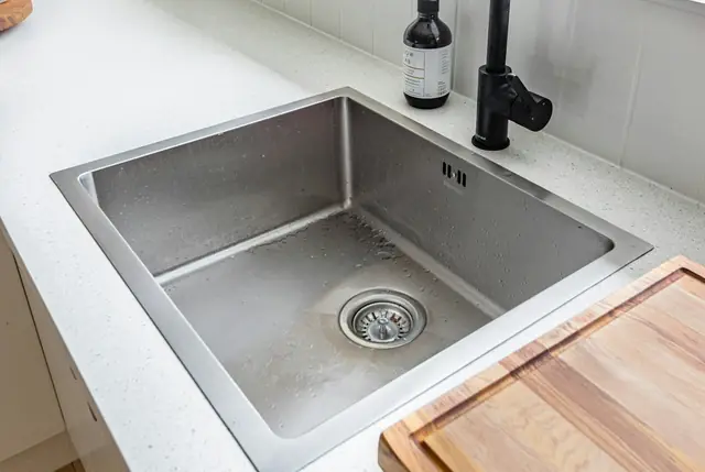 Illustratie bij verstopte wc, gootsteen of douche in tiel: eerst zelf, dan bellen